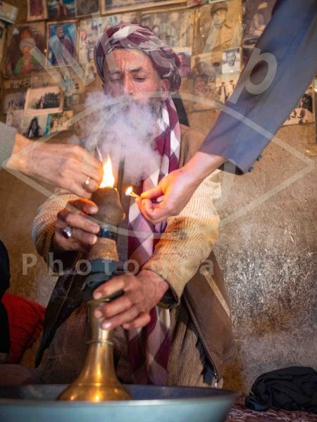 Four hands for one chillum