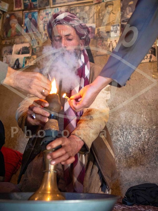 Four hands for one chillum